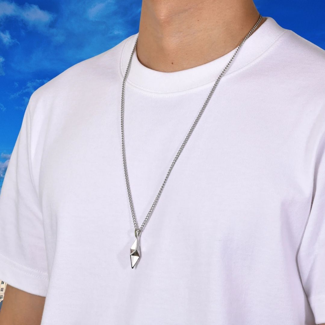 Collier homme, pendentif L'ÉTOILE POLAIRE™ t-shirt blanc cou ciel bleu