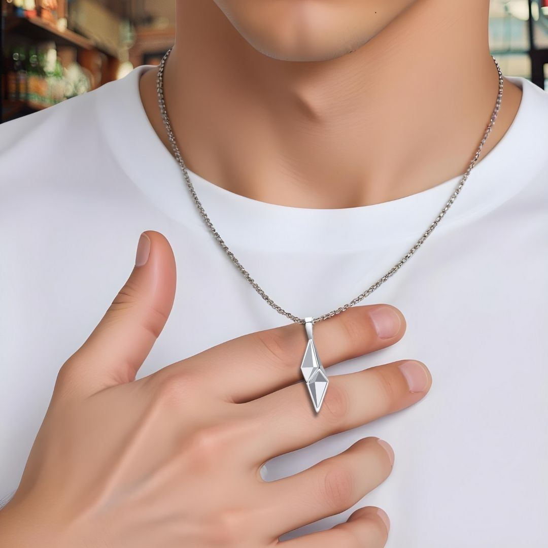 Collier homme, pendentif L'ÉTOILE POLAIRE™ t-shirt blanc main