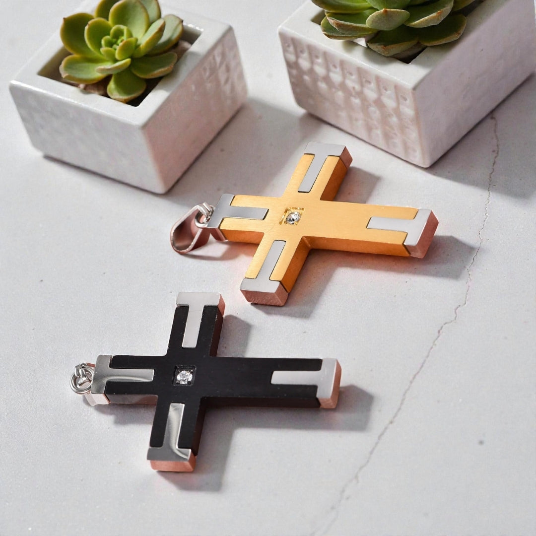 Collier homme, pendentif La Croix equilibre & Structure" deux variantes noir doree