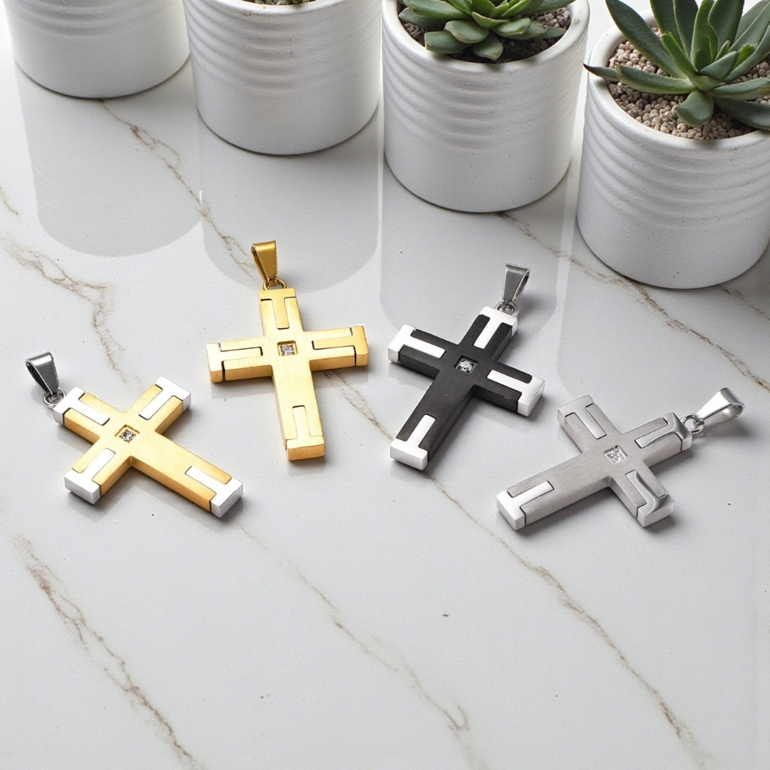 Collier homme, pendentif La Croix equilibre & Structure" quatre variantes table marbre plantes