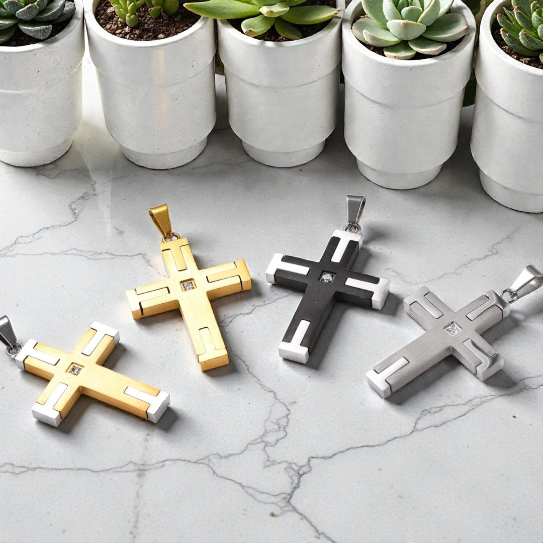 Collier homme, pendentif La Croix equilibre & Structure" quatre variantes table marbre plantes presentation en cercle