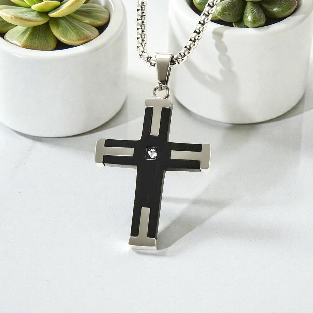 Collier homme pendentif La Croix equilibre & Structure variante noire