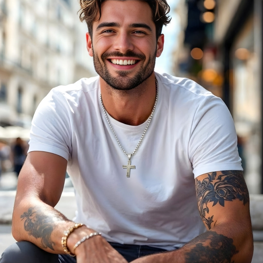 Collier homme, pendentif La Croix Équilibre & Structure" argent t shirt blanc jeune homme