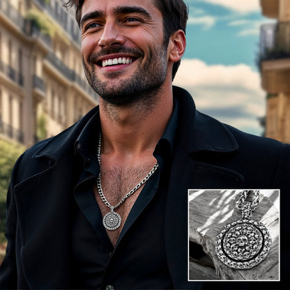 Collier homme, pendentif MEDAL SKULLS™ veston noir chemise noire ciel batiments