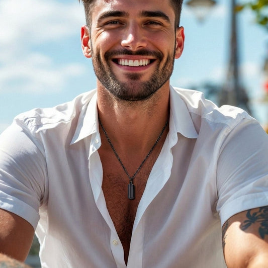 Collier homme, pendentif MEMORY FIOLE™ noir chemise blanche