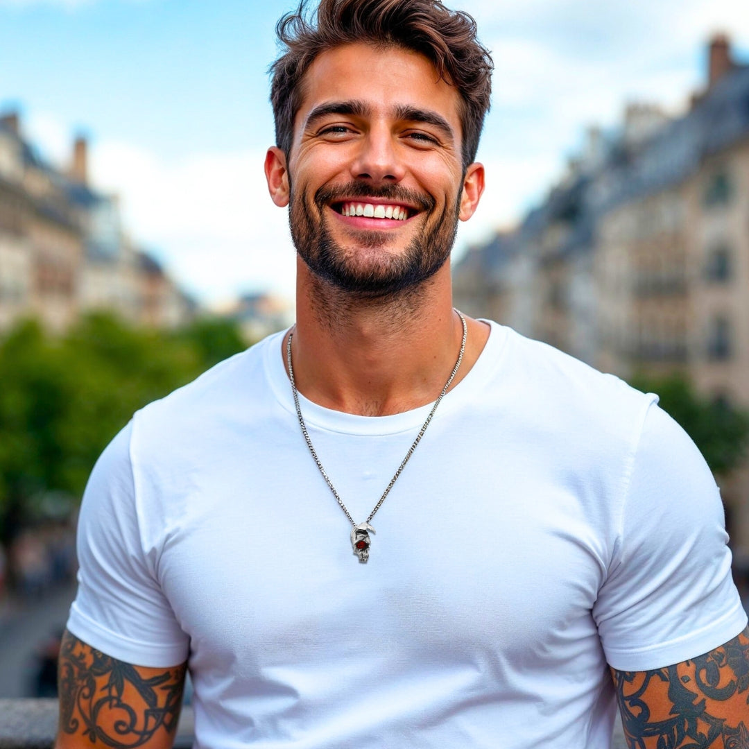 Collier homme, pendentif ONE EYE SKULL™ argent t-shirt blanc sourire