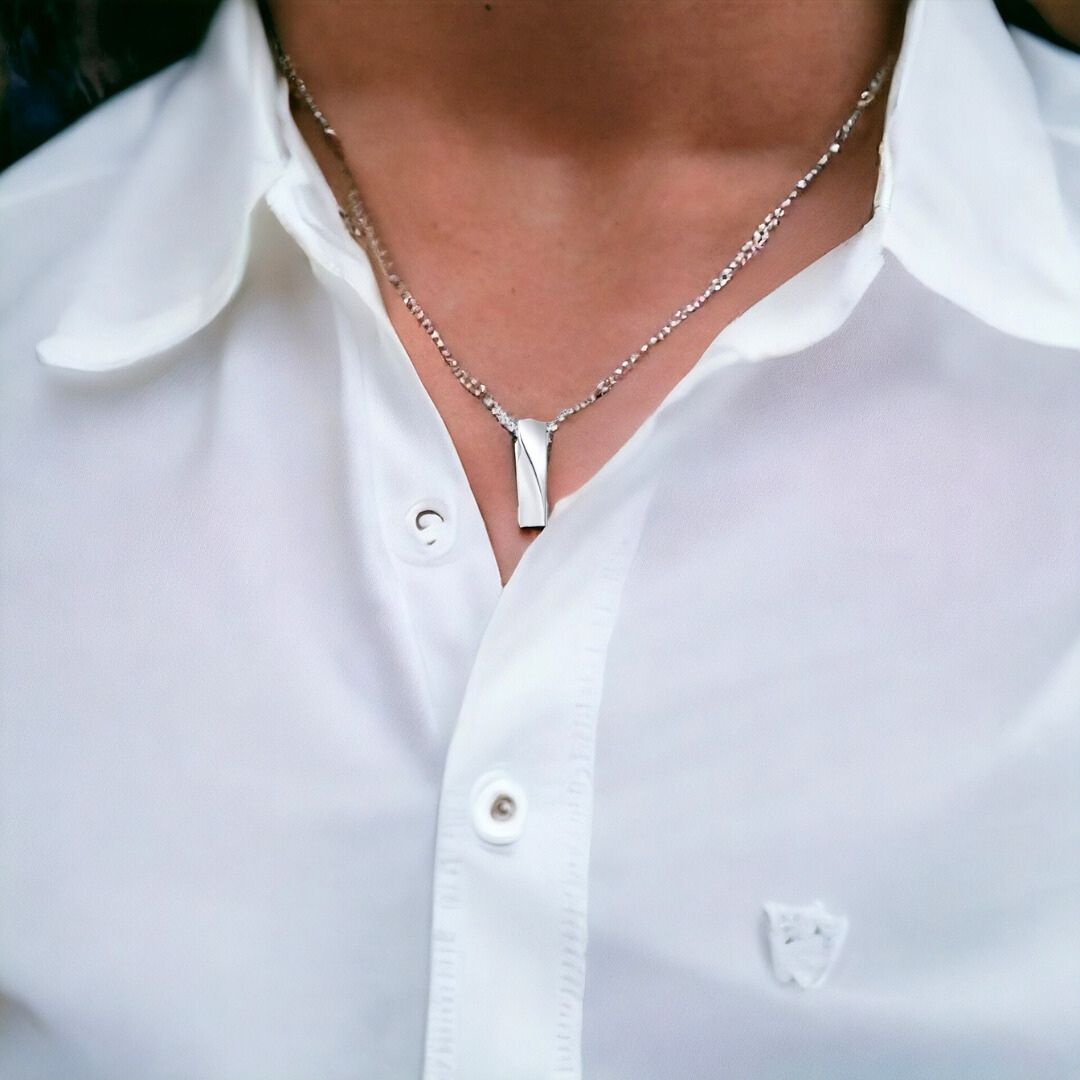 Collier homme, pendentif TWIST BARRE™ argent chemise blanche