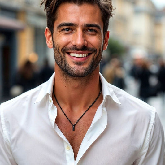 Collier homme, pendentif TWIST BARRE™ noir chemise blanche