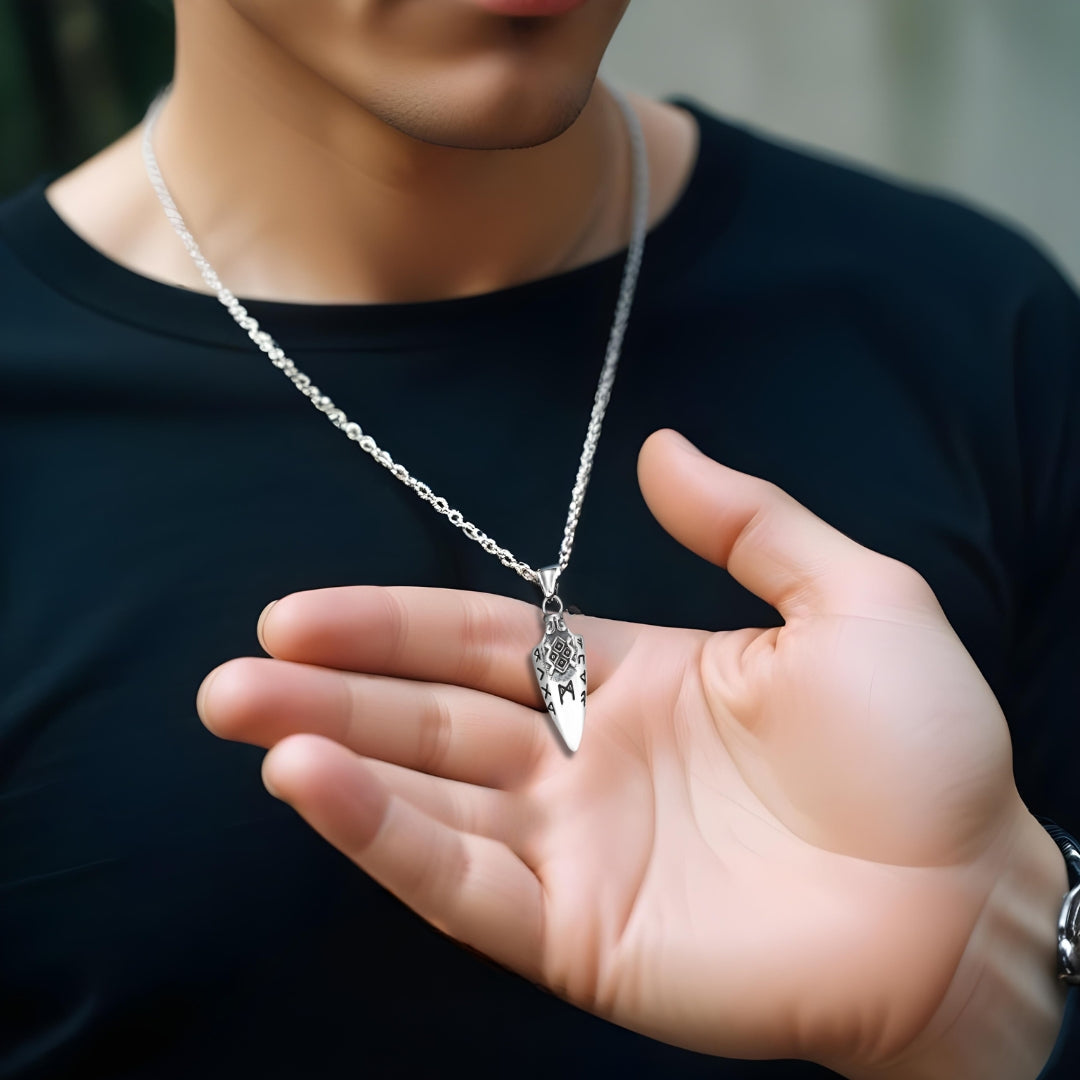 Collier homme, pendentif VORKY IV™ acier main t-shirt noir