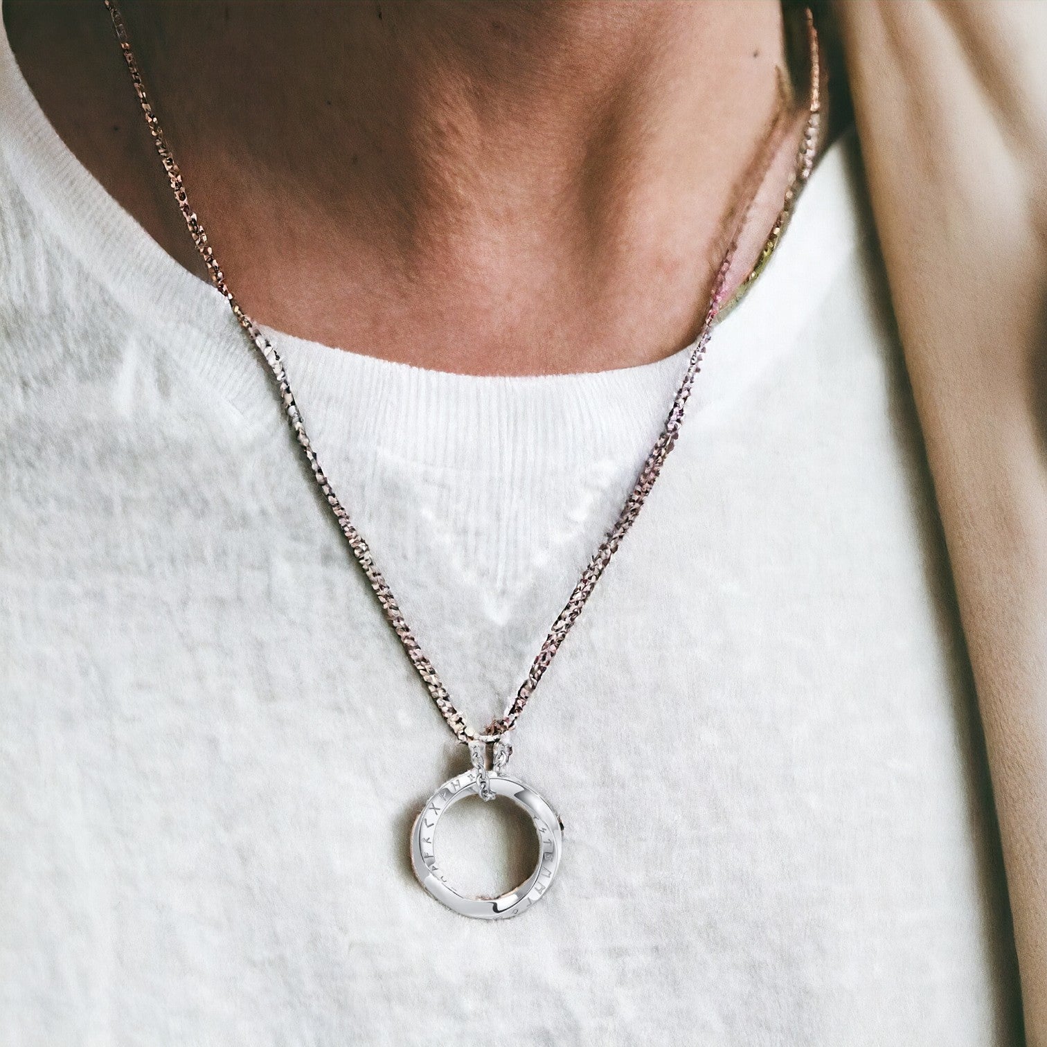 Collier homme, pendentif VORKY I™ rond argent chandail blanc