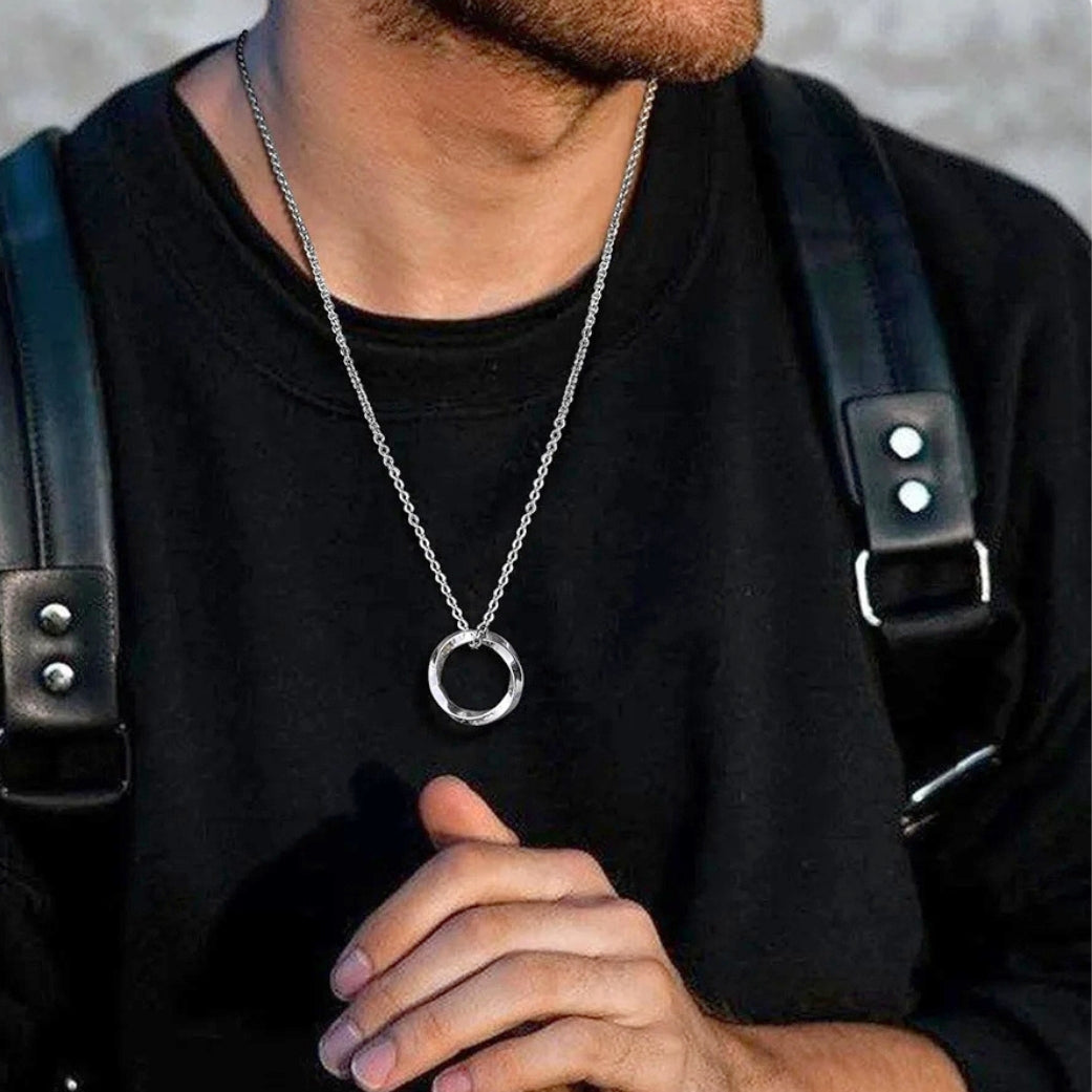 Collier homme, pendentif VORKY I™ rond chandail noir