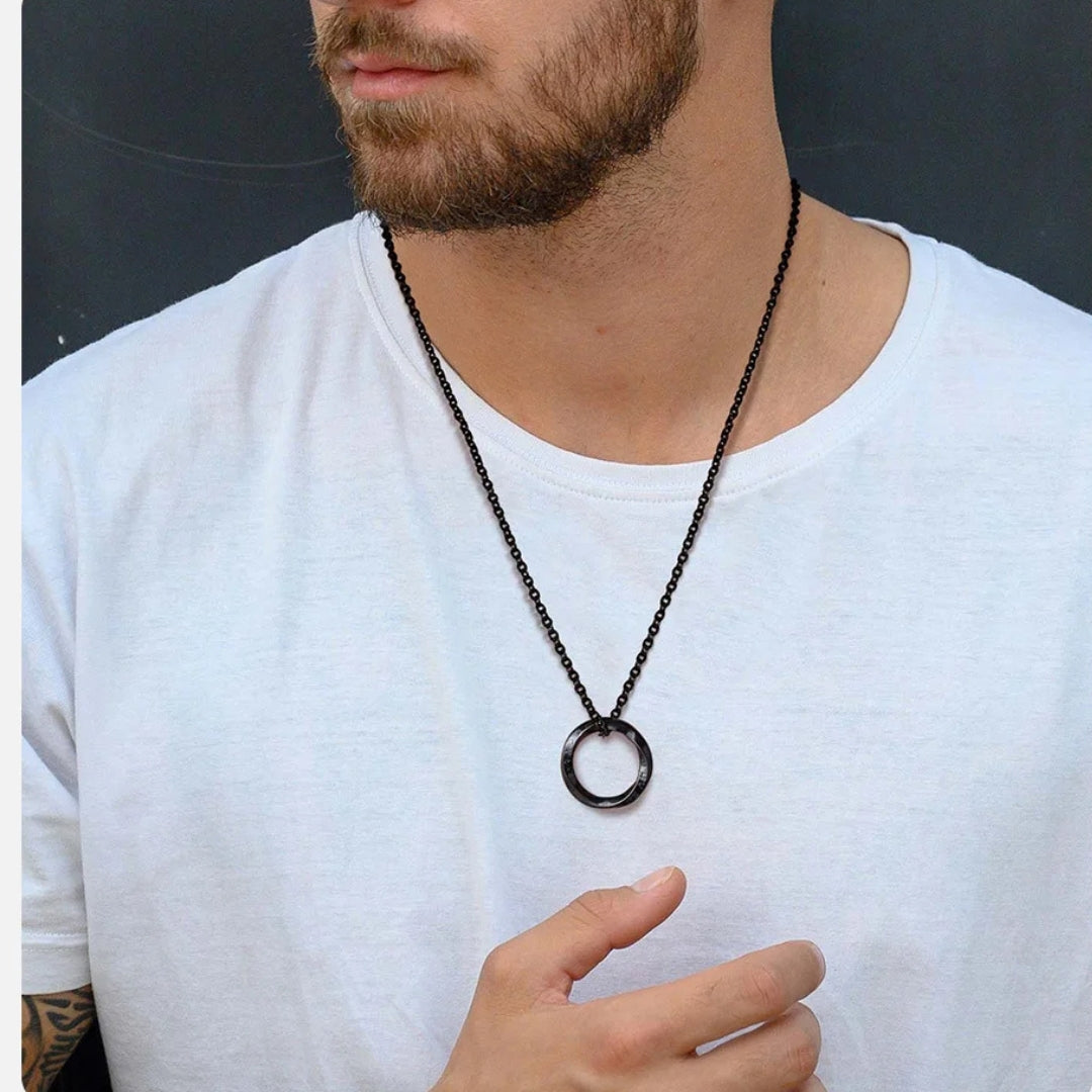 Collier homme, pendentif VORKY I™ rond noir t-shirt blanc