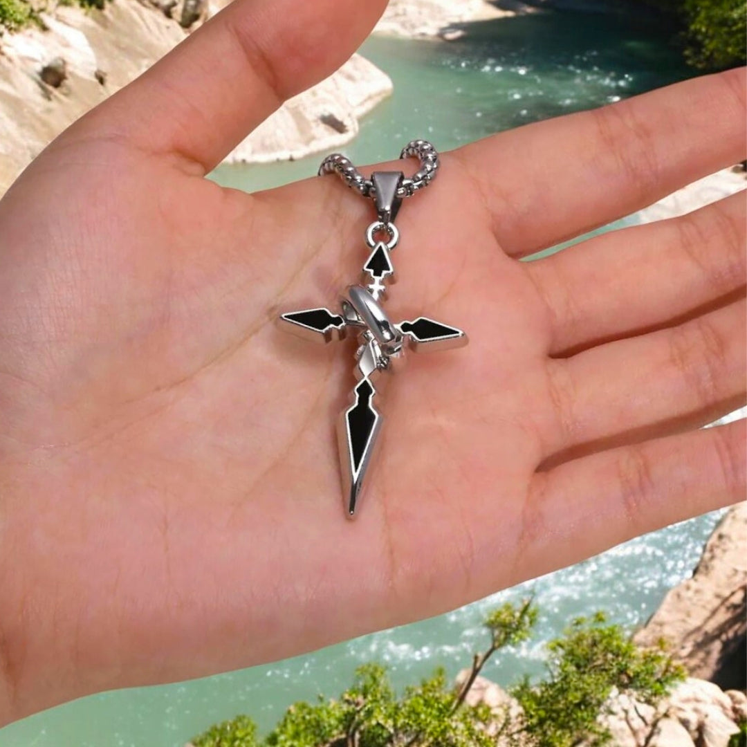 Collier homme, pendentif croix ARROW CROSS presentation main