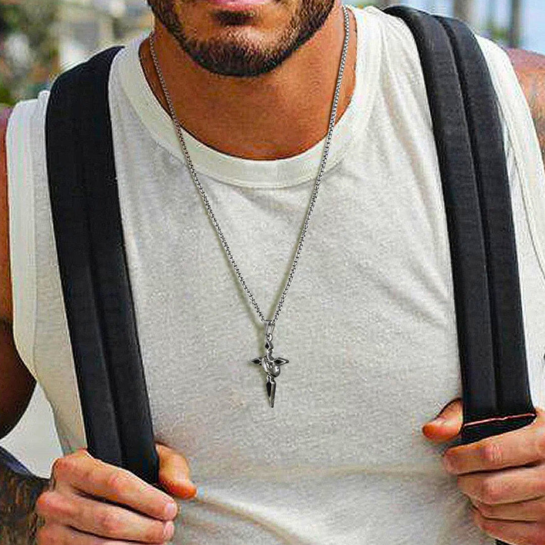 Collier homme, pendentif croix ARROW CROSS t-shirt blanc sac a dos 