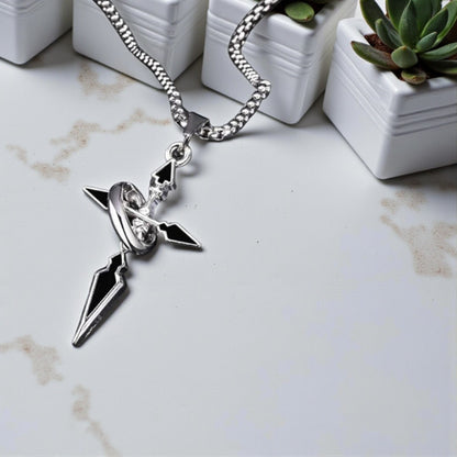 Collier homme, pendentif croix ARROW CROSS table marbre plantes