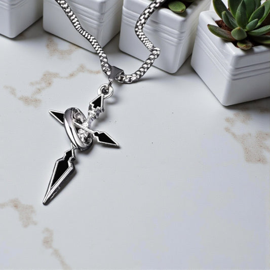 Collier homme, pendentif croix ARROW CROSS table marbre plantes
