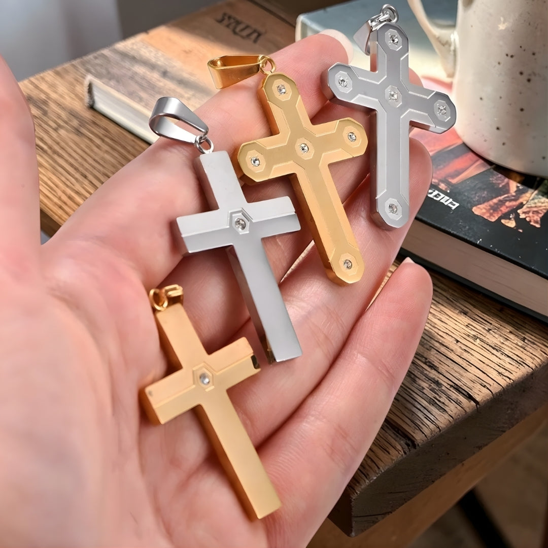 Collier homme pendentif croix AXIA argent dore presentation main