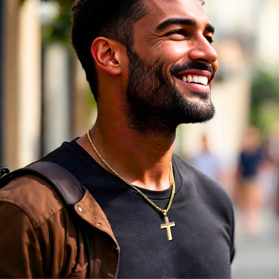 Collier homme pendentif croix AXIA beige doré t shirt noir manteau brun 