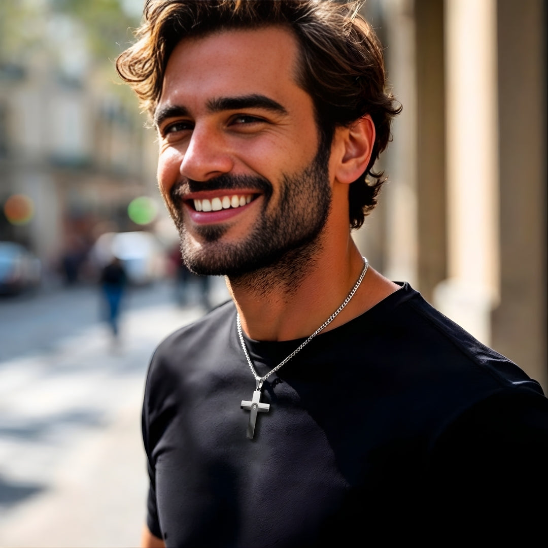 Collier homme pendentif croix AXIA noire t shirt noir