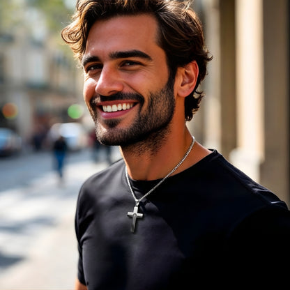 Collier homme pendentif croix AXIA noire t shirt noir