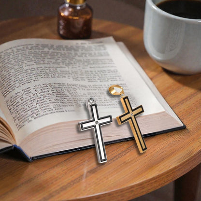 Collier homme, pendentif croix Apex Pendant doree argent presentation livre table bois