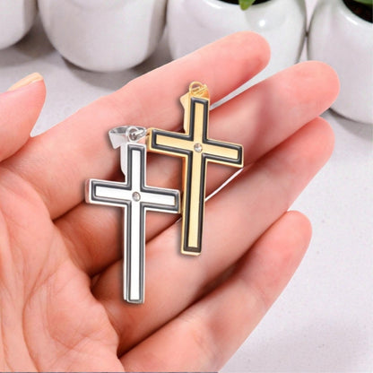 Collier homme, pendentif croix Apex Pendant doree argent presentation main