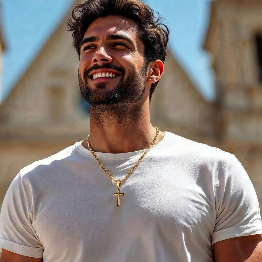 Collier homme, pendentif croix Apex Pendant doree t shirt blanc eglise