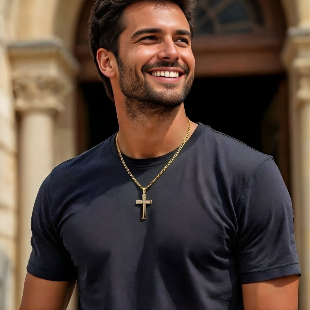 Collier homme, pendentif croix Apex Pendant doree t shirt noir eglise
