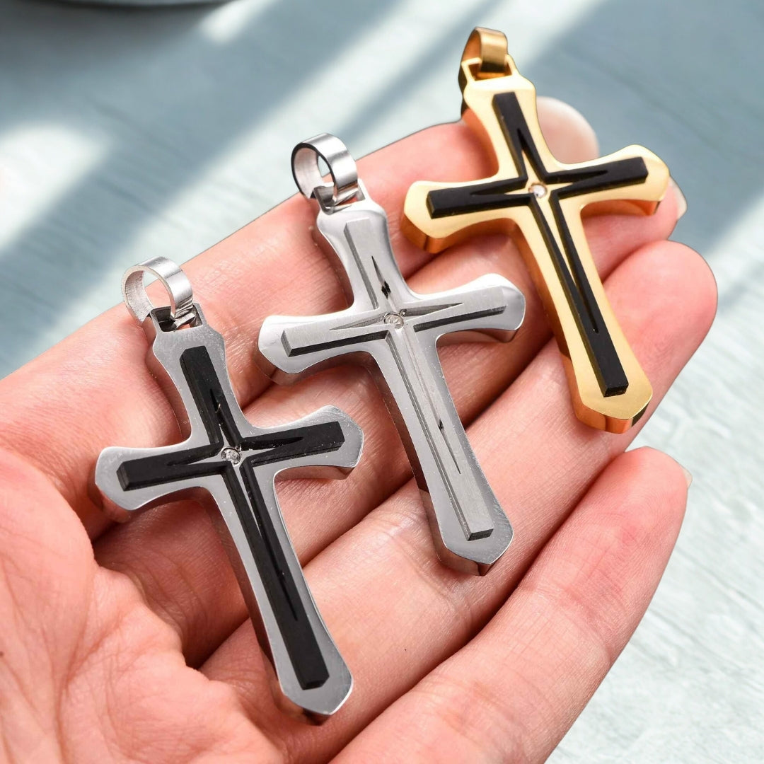 Collier homme, pendentif croix "Archange" presentation main table