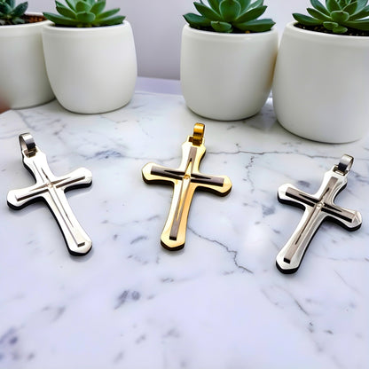 Collier homme, pendentif croix "Archange" presentation table marbre plantes