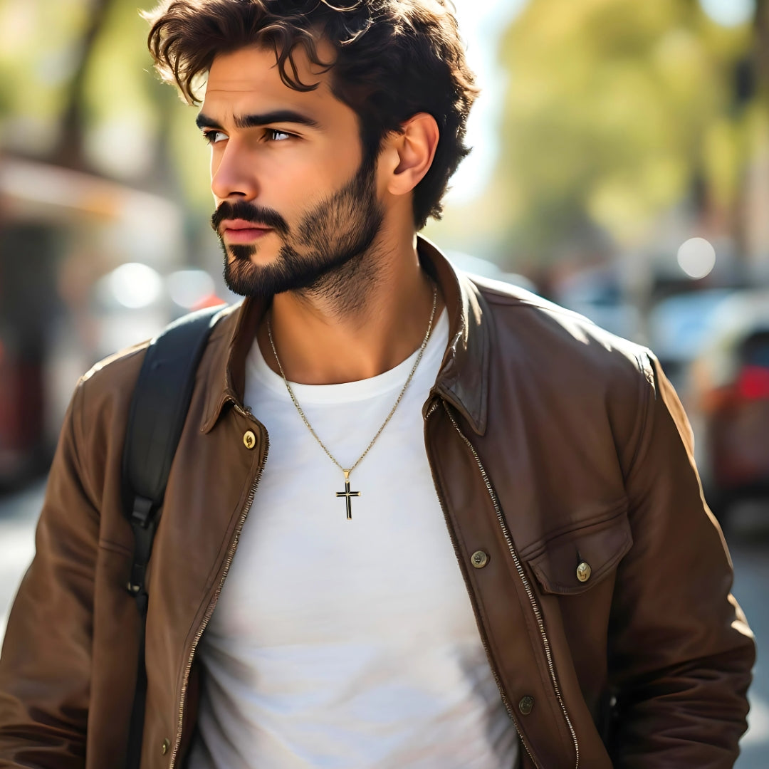 Collier homme, pendentif croix BEVELED CROIX doree t-shirt banc veste cuir brune