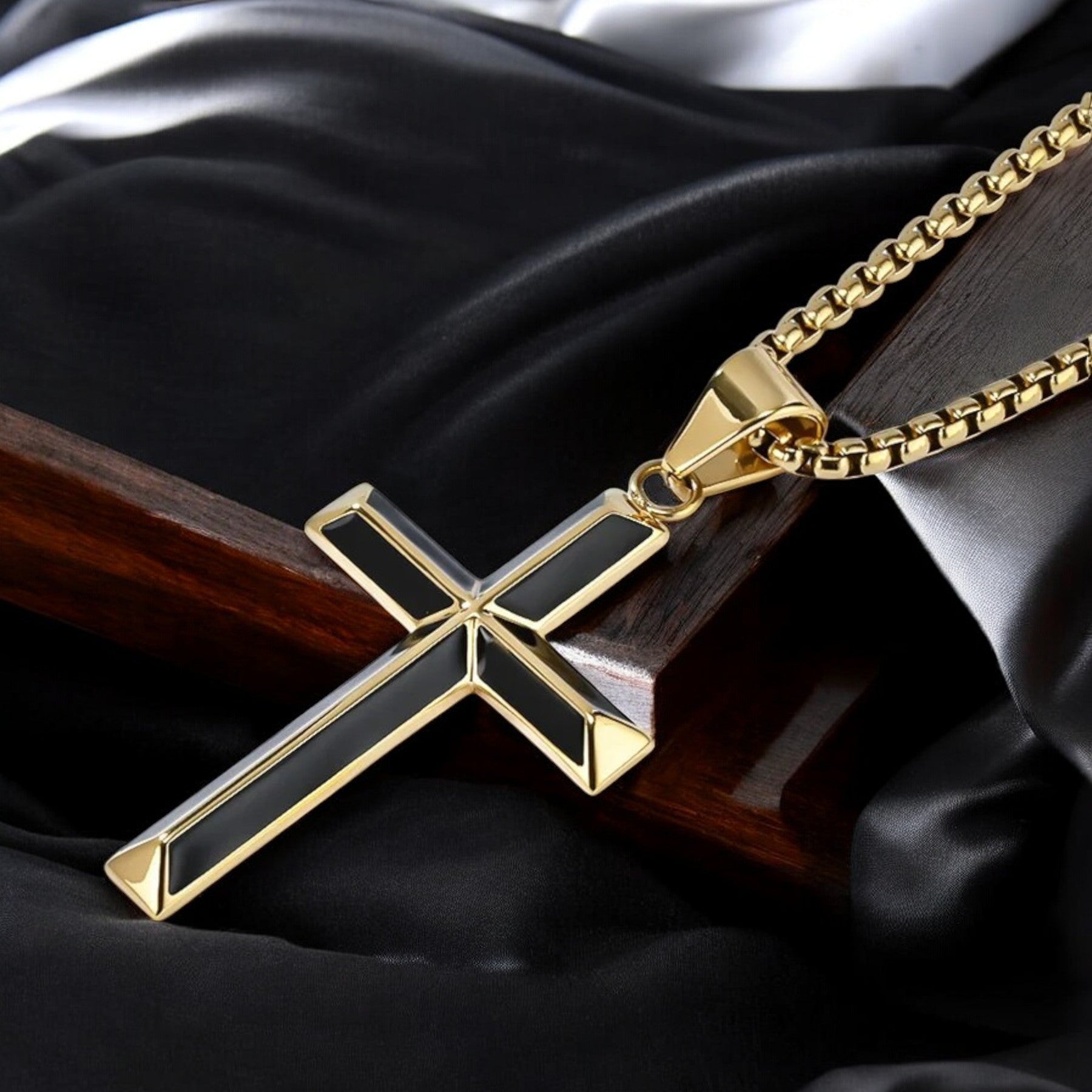 Collier homme, pendentif croix BEVELED CROIX doree tissu noir