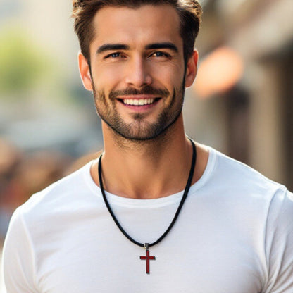 Collier homme, pendentif croix BEVELED CROIX rouge-shirt banc chaine noiree 