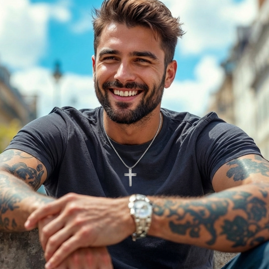 Collier homme pendentif croix Biblique argent t shirt bleu fonce