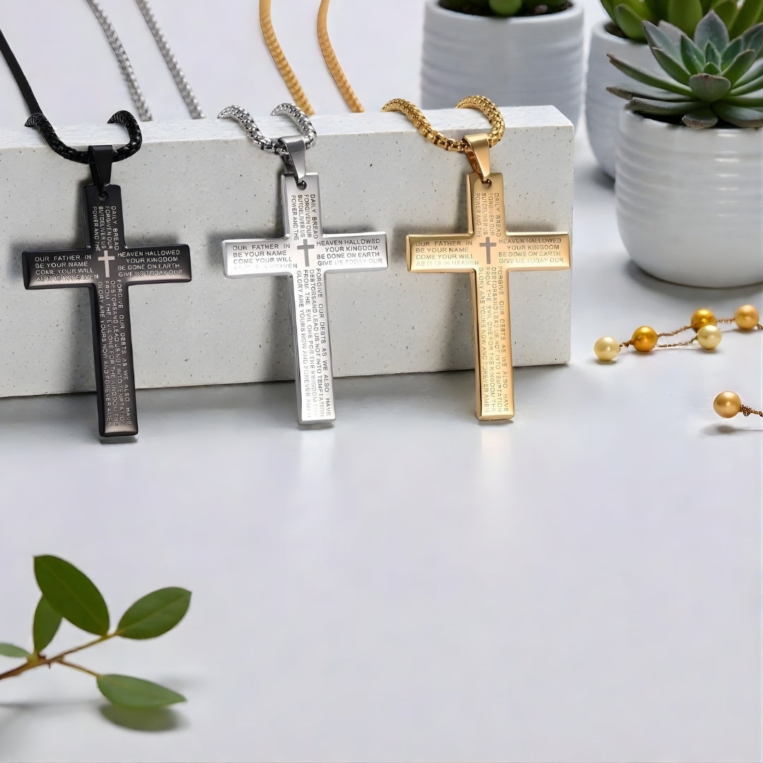 Collier homme pendentif croix Biblique noire argent dore debout plantes table blanche
