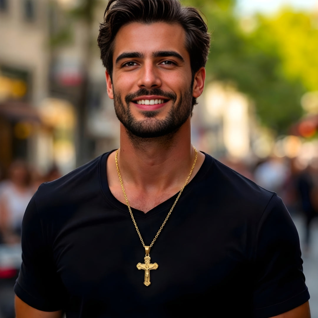 Collier homme pendentif croix Crucifix de l'Héritage Byzantin dore t-shirt noir