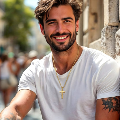 Collier homme pendentif croix Crucifix  variantes dore homme barbe  elegant t shirt blanc