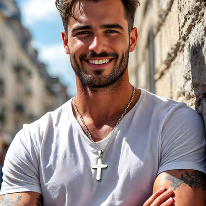 Collier homme pendentif croix "Eclat Stellaire" argent t shirt blanc mur briques