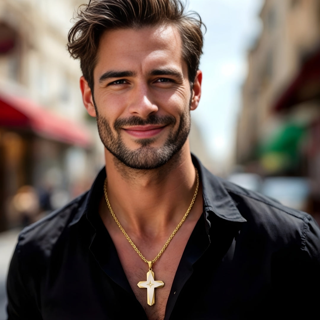 Collier homme pendentif croix "Eclat Stellaire" doré chemise noir rue
