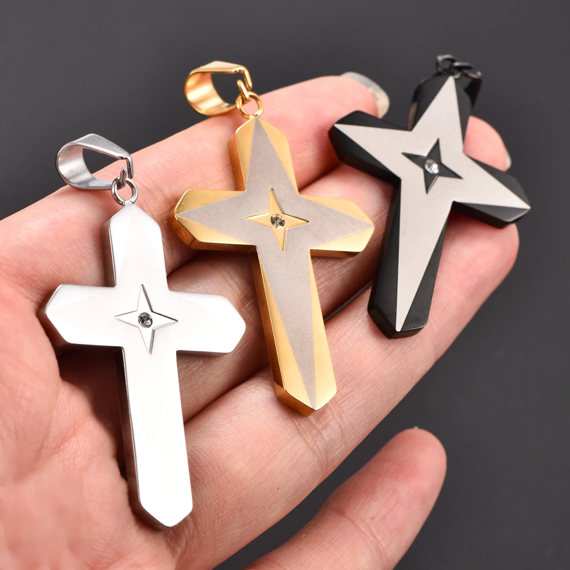 Collier homme pendentif croix "Eclat Stellaire" presentation main trois variantes