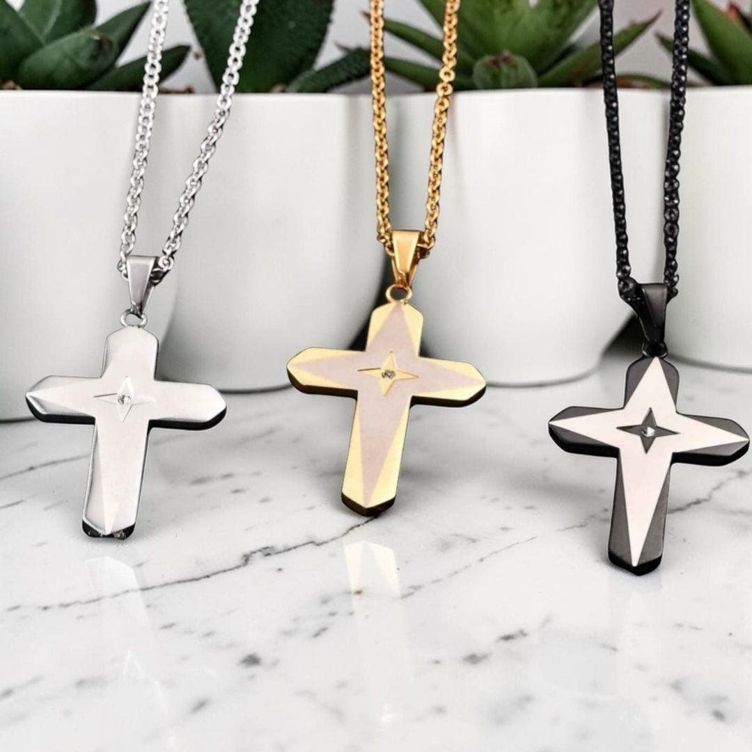 Collier homme pendentif croix "Eclat Stellaire" presentation trois variantes marbre