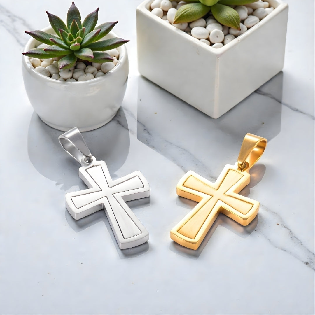 Collier homme, pendentif croix "Essence Moderne variantes argent dore table marbre 