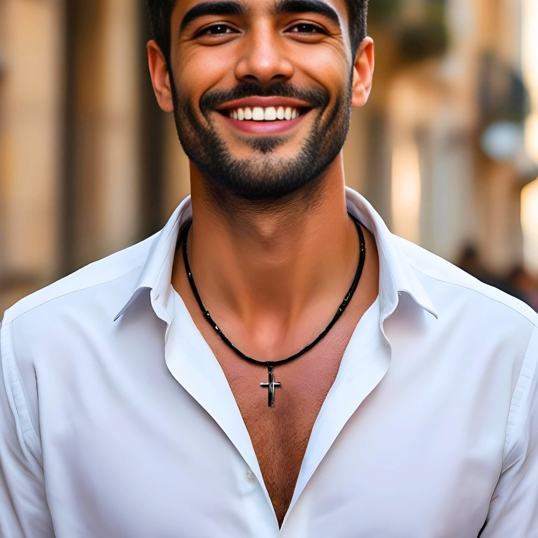 Collier homme, pendentif croix FIRST CROSS™ noire chemise blanche