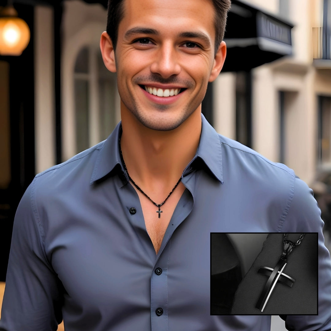 Collier homme, pendentif croix FIRST CROSS™ noire chemise bleue