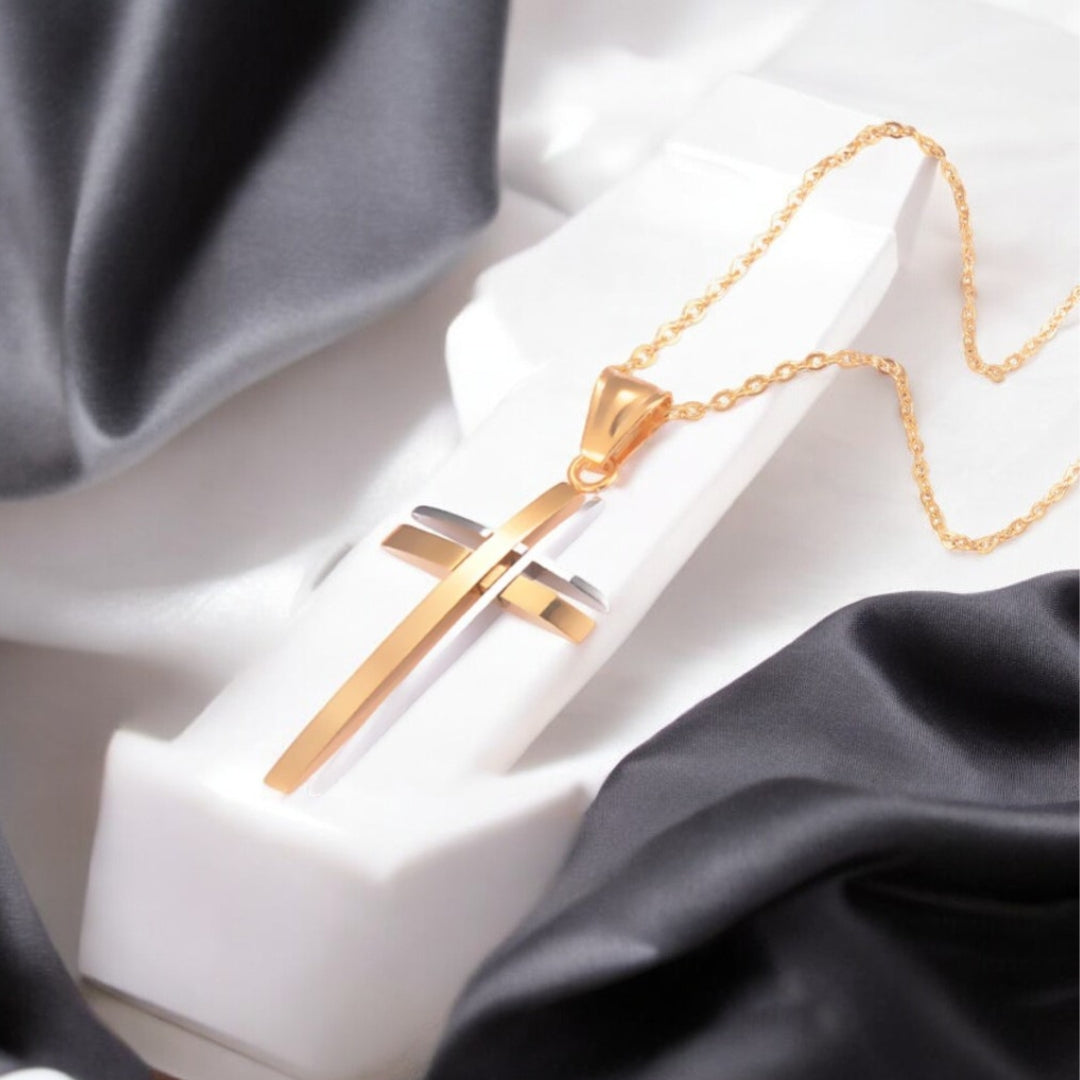 Collier homme, pendentif croix FIRST CROSS™ variante dore presentation tissu