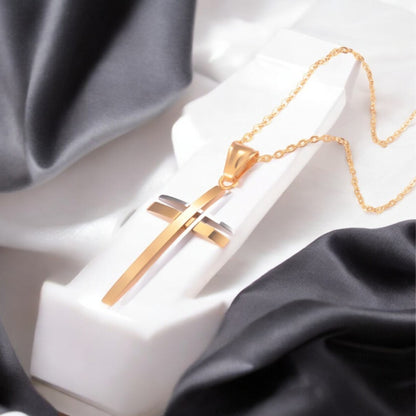 Collier homme, pendentif croix FIRST CROSS™ variante dore presentation tissu