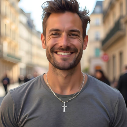 Collier homme, pendentif croix IRLOCROSS™ argent rue Paris t-shirt gris