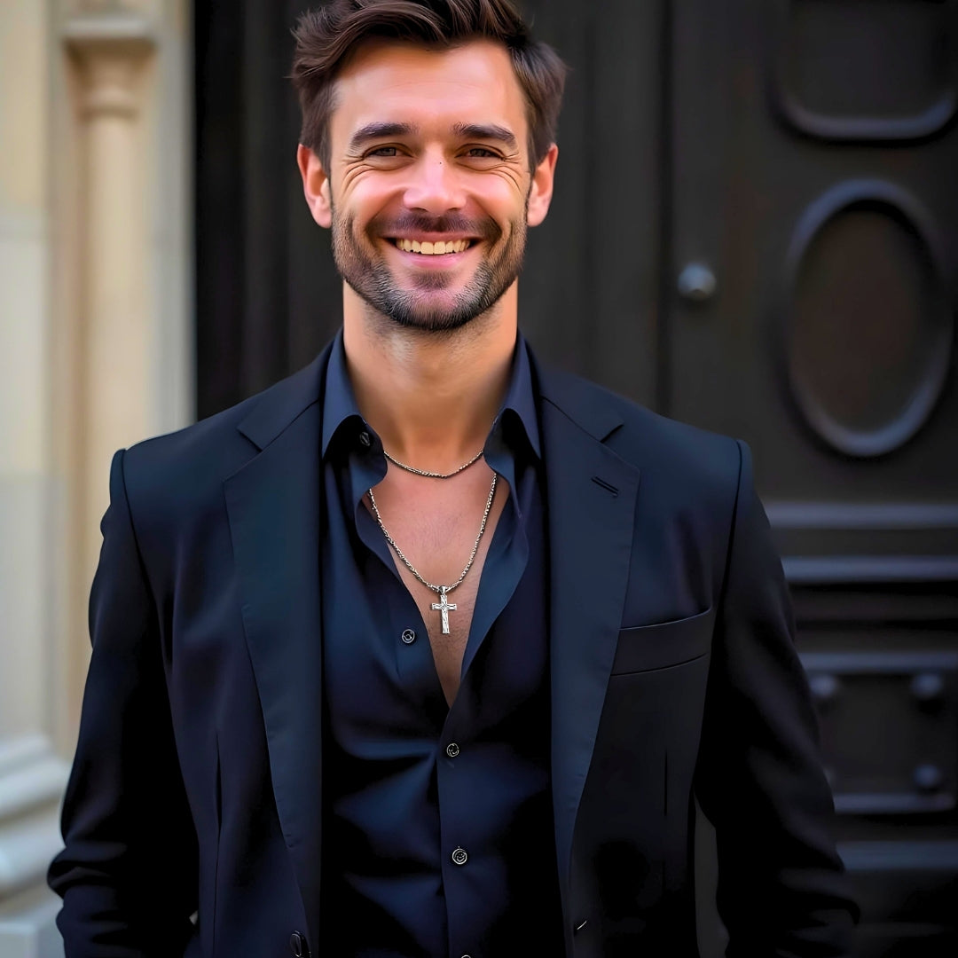 Collier homme, pendentif croix IRLOCROSS™ argent veston bleu fonce chemise bleue foncee