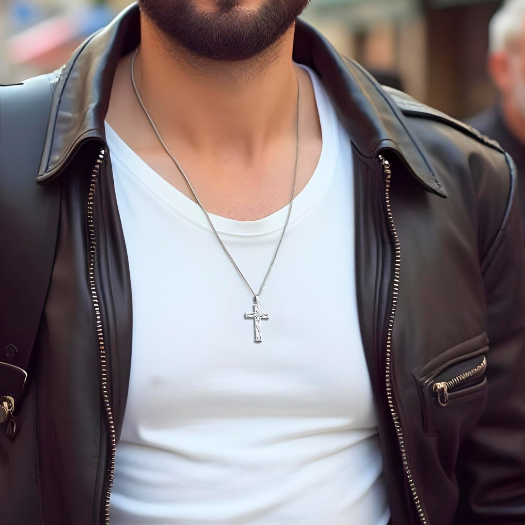 Collier homme, pendentif croix IRLOCROSS™ argent veston cuir 