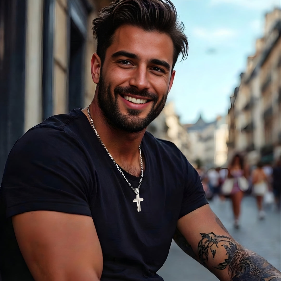 Collier homme pendentif croix IRREGULIERE JUMELEE argent t shirt noir rue